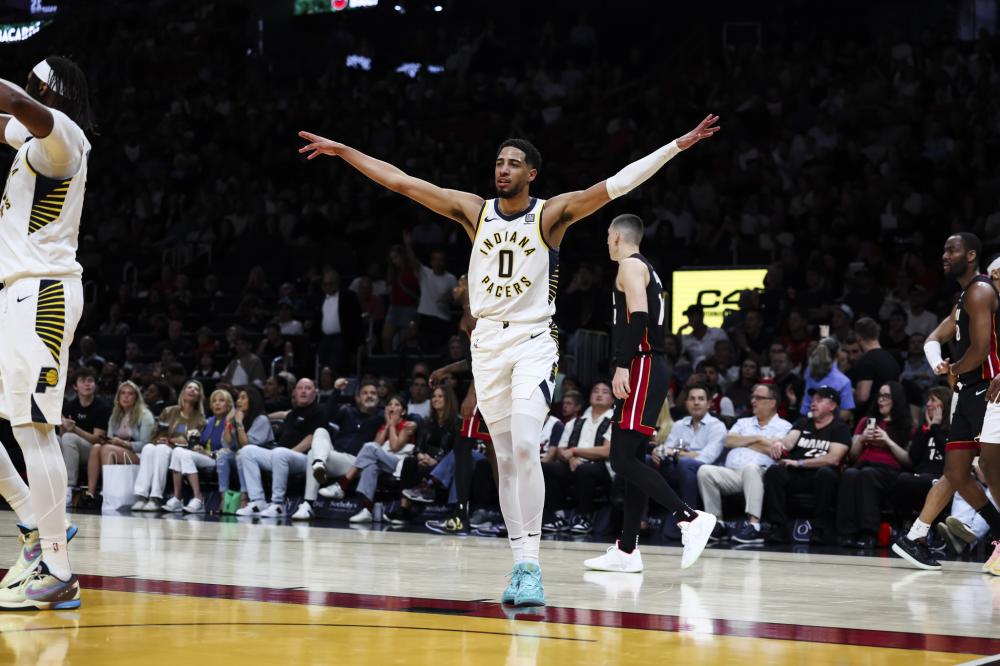 通过强调 通过强调